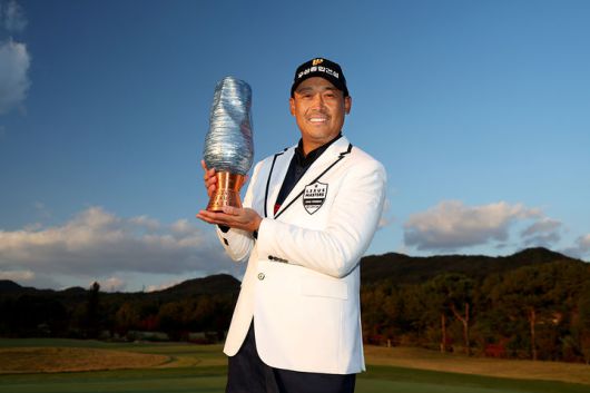 [서울=뉴시스] 김재호가 2일 경기 여주시 페럼클럽(파72)에서 열린 KPGA 투어 렉서스 마스터즈 우승을 차지한 뒤 트로피를 들어보이고 있다. (사진=KPGA 제공) 2025.11.02. *재판매 및 DB 금지