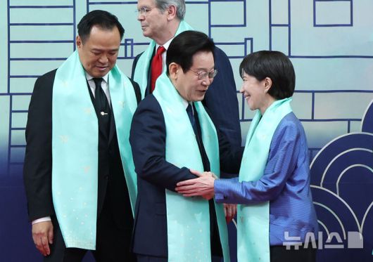 [경주=뉴시스] 최동준 기자 = 이재명 대통령이 1일 경북 경주화백컨벤션센터에서 열린 APEC(아시아태평양경제협력체) 정상회의 공식 기념촬영 행사에서 다카이치 사나에 일본 총리와 인사하고 있다. 2025.11.02. photocdj@newsis.com