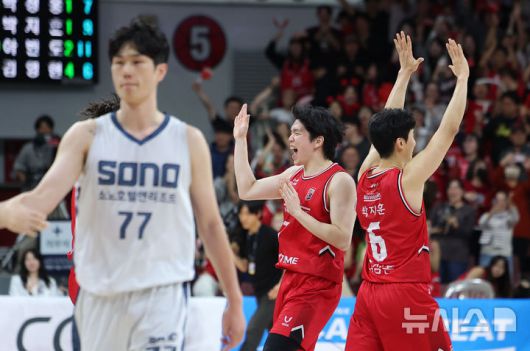 [안양=뉴시스] 김선웅 기자 = 2일 경기 안양시 정관장 아레나에서 열린 2025-2026 프로농구 안양 정관장 vs 고양 소노의 경기, 78-75로 승리를 거둔 정관장 선수들이 기뻐하고 있다. 2025.11.02. mangusta@newsis.com
