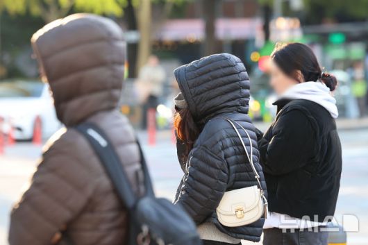[서울=뉴시스] 권창회 기자 = 지난 3일 오전 서울 종로구 광화문 네거리에서 직장인들이 출근하고 있다. 2025.11.03. kch0523@newsis.com