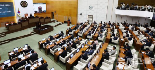[서울=뉴시스] 박주성 기자 = 최호정 서울시의회 의장이 3일 서울 중구 시의회 본회의장에서 열린 제333회 정례회 1차 본회의에서 개회사를 하고 있다. 2025.11.03. park7691@newsis.com