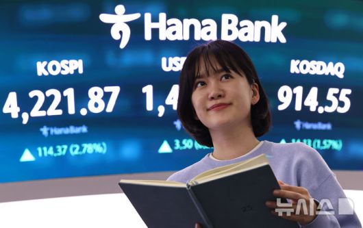 [서울=뉴시스] 최진석 기자 = 코스피가 전 거래일(4107.50)보다 114.37포인트(2.78%) 오른 4221.87에 마감한 3일 서울 중구 하나은행 딜링룸에 종가가 보이고 있다.코스닥 지수는 전 거래일(900.42)보다 14.13포인트(1.57%) 상승한 914.55에 거래를 종료, 서울 외환시장에서 원·달러 환율은 전 거래일(1424.4원)보다 4.4원 오른 1428.8원에 주간 거래를 마감했다. 2025.11.03. myjs@newsis.com