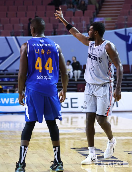 [서울=뉴시스] 최진석 기자 = 3일 서울 송파구 잠실실내체육관에서 열린 2025-2026 KBL 프로농구 울산 현대모비스와 서울 삼성의 경기, 현대모비스 레이션 해먼즈가 벤치 사인을 보내고 있다. 2025.11.03. myjs@newsis.com