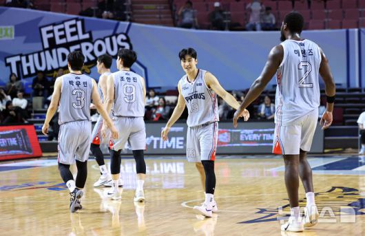 [서울=뉴시스] 최진석 기자 = 3일 서울 송파구 잠실실내체육관에서 열린 2025-2026 KBL 프로농구 울산 현대모비스와 서울 삼성의 경기, 현대모비스 이도헌이 레이션 해먼즈와 기뻐하고 있다. 2025.11.03. myjs@newsis.com