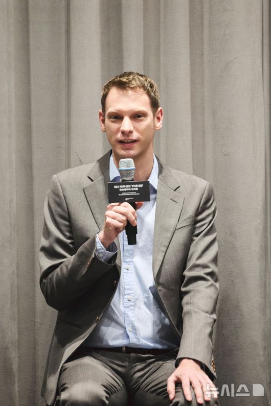 [서울=뉴시스]4일 서울 강서구 LG아트센터에서 열린 피나 바우쉬의 '카네이션' 탄츠테아터 부퍼탈 기자간담회에서 다니엘 지크하우스 예술감독 및 운영총괄이 발언하고 있다. (사진=LG아트센터 제공)