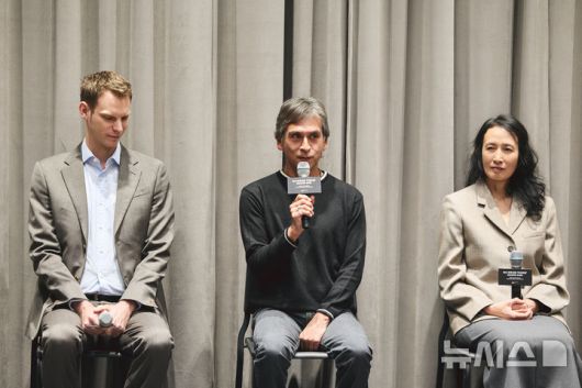[서울=뉴시스]4일 서울 강서구 LG아트센터에서 열린 피나 바우쉬의 '카네이션' 탄츠테아터 부퍼탈 기자간담회에서 에드워드 폴 마르니테스 리허설 디렉터가 발언하고 있다. (사진=LG아트센터 제공)