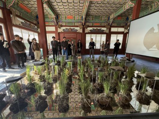 [서울=뉴시스] 이수린 수습 기자 = 서울 덕수궁에서 '땅의 조각, 피어나다' 전시가 열린다. 레오킴 작가의 작품 '시간의 겹에서 바라보다'. *재판매 및 DB 금지