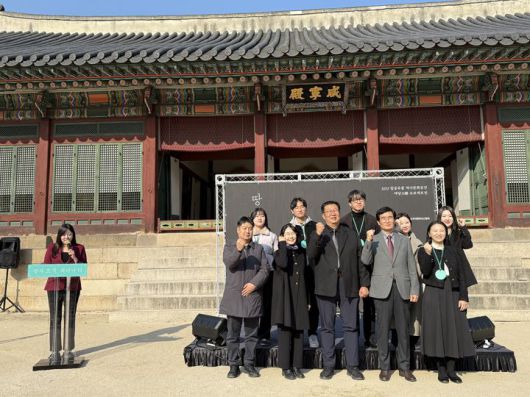 [서울=뉴시스] 이수린 수습 기자 = 서울 덕수궁에서 열린 '땅의 조각, 피어나다' 개막식.  *재판매 및 DB 금지