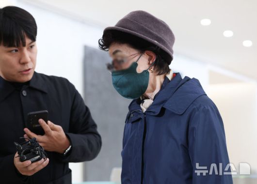 [서울=뉴시스] 황준선 기자 = 윤석열 전 대통령의 부인 김건희 여사의 모친 최은순 씨가 4일 오전 서울 종로구 KT광화문빌딩 웨스트에 마련된 김건희 여사의 의혹을 수사하는 민중기 특별검사 사무실에 피의자 신분으로 출석하고 있다. 2025.11.04. hwang@newsis.com