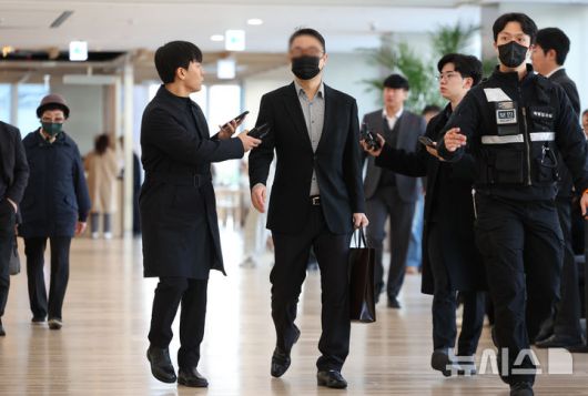 [서울=뉴시스] 황준선 기자 = 윤석열 전 대통령의 부인 김건희 여사의 오빠 김진우 씨가 4일 오전 서울 종로구 KT광화문빌딩 웨스트에 마련된 김건희 여사의 의혹을 수사하는 민중기 특별검사 사무실에 피의자 신분으로 출석하고 있다. 2025.11.04. hwang@newsis.com