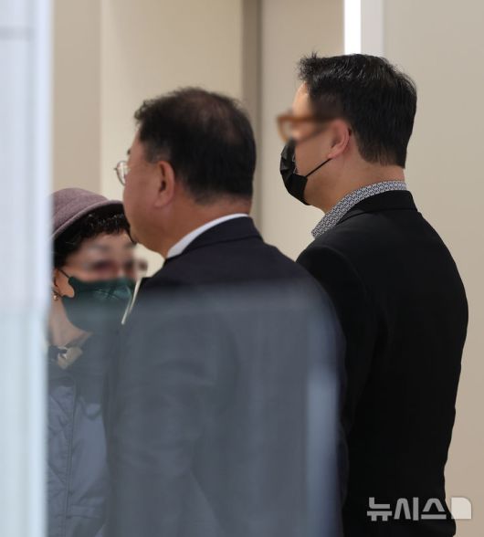 [서울=뉴시스] 황준선 기자 = 윤석열 전 대통령의 부인 김건희 여사의 모친 최은순(왼쪽) 씨와 오빠 김진우(오른쪽) 씨가 4일 오전 서울 종로구 KT광화문빌딩 웨스트에 마련된 김건희 여사의 의혹을 수사하는 민중기 특별검사 사무실에 피의자 신분으로 출석하고 있다. 2025.11.04. hwang@newsis.com