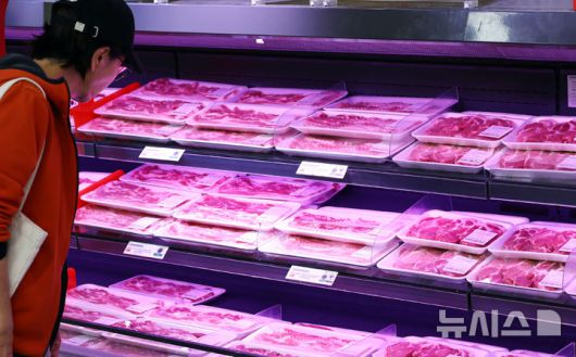 [서울=뉴시스] 최진석 기자 = 사진은 지난해 11월4일 서울 한 마트 돼지고기 코너의 모습. 2025.11.04. myjs@newsis.com