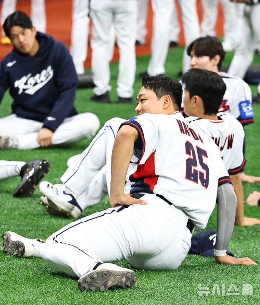 [서울=뉴시스] 최진석 기자 = 야구 국가대표팀 이재원이 4일 서울 고척스카이돔에서 열린 훈련에서 몸을 풀고 있다. 2025.11.04. myjs@newsis.com