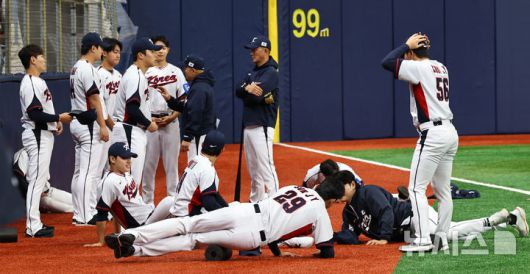 [서울=뉴시스] 최진석 기자 = 야구 국가대표팀 투수조 선수들이 4일 서울 고척스카이돔에서 열린 훈련에서 몸을 풀고 있다. 2025.11.04. myjs@newsis.com