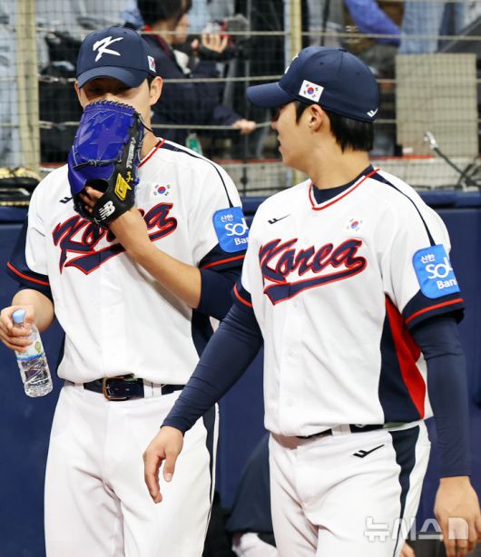 [서울=뉴시스] 최진석 기자 = 야구 국가대표팀 문동주와 원태인이 4일 서울 고척스카이돔에서 열린 훈련에서 이동하고 있다. 2025.11.04. myjs@newsis.com