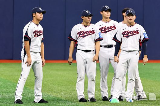 [서울=뉴시스] 최진석 기자 = 야구 국가대표팀 정우주를 비롯한 투수조 선수들이 4일 서울 고척스카이돔에서 열린 훈련에서 몸을 풀고 있다. 2025.11.04. myjs@newsis.com