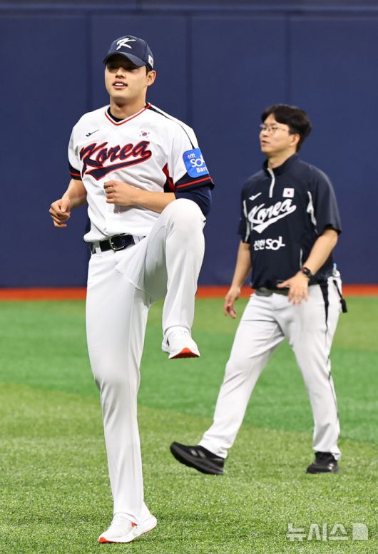 [서울=뉴시스] 최진석 기자 = 야구 국가대표팀 문동주가 4일 서울 고척스카이돔에서 열린 훈련에서 몸을 풀고 있다. 2025.11.04. myjs@newsis.com