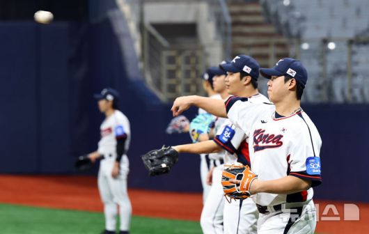 [서울=뉴시스] 최진석 기자 = 야구 국가대표팀 노시환이 4일 서울 고척스카이돔에서 훈련을 하고 있다. 2025.11.04. myjs@newsis.com