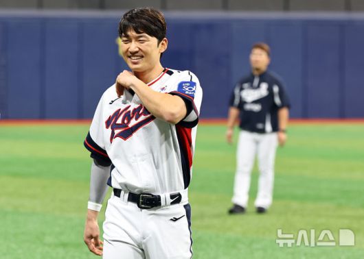 [서울=뉴시스] 최진석 기자 = 야구 국가대표팀 박해민이 4일 서울 고척스카이돔에서 열린 훈련에서 몸을 풀고 있다. 2025.11.04. myjs@newsis.com