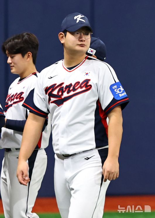 [서울=뉴시스] 최진석 기자 = 야구 국가대표팀 김서현이 4일 서울 고척스카이돔에서 열린 훈련에서 몸을 풀고 있다. 2025.11.04. myjs@newsis.com