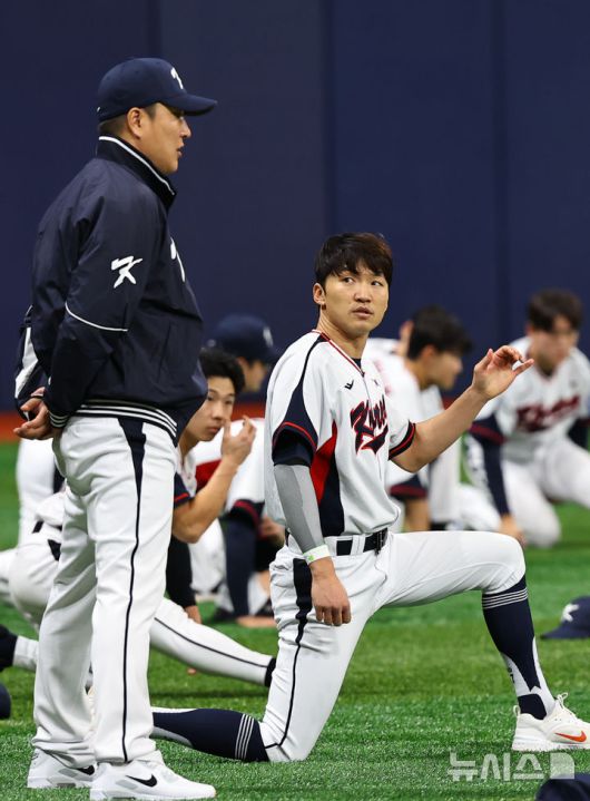 [서울=뉴시스] 최진석 기자 = 야구 국가대표팀 박해민이 4일 서울 고척스카이돔에서 열린 훈련에서 몸을 풀고 있다. 2025.11.04. myjs@newsis.com