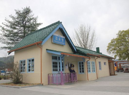 [춘천=뉴시스] 5일 춘천시는  SRT 매거진이 주관하는 ‘2025년 SRT 어워드’ 국내 최고의 여행지 부문 대상에 선정됐다 고 밝혔다. 사진은 춘천의 관문인 김유정역 내 옛 김유정역 모습. syi23@newsis.com *재판매 및 DB 금지