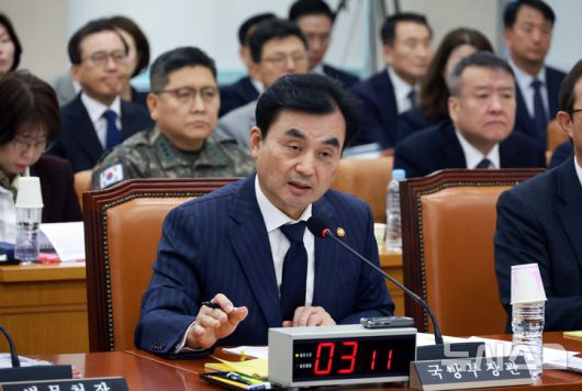 [서울=뉴시스] 고승민 기자 = 안규백 국방부 장관이 5일 서울 여의도 국회에서 2026년도 예산안, 기금운용계획안 등을 안건으로 열린 국방위원회 전체회의에서 의원 질의에 답하고 있다. 2025.11.05. kkssmm99@newsis.com