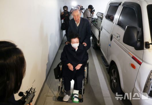 [서울=뉴시스] 조성우 기자 = 금거북이 등 금품을 건네고 인사를 청탁했다는 의혹을 받는 이배용 전 국가교육위원장이 6일 오전 서울 종로구 KT광화문빌딩 웨스트에 마련된 김건희 여사 관련 의혹을 수사하는 민중기 특별검사 사무실에 참고인 신분으로 출석하고 있다. 2025.11.06. xconfind@newsis.com