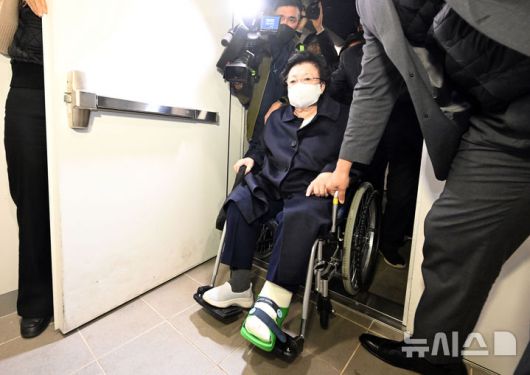 [서울=뉴시스] 조성우 기자 = 금거북이 등 금품을 건네고 인사를 청탁했다는 의혹을 받는 이배용 전 국가교육위원장이 6일 오전 서울 종로구 KT광화문빌딩 웨스트에 마련된 김건희 여사 관련 의혹을 수사하는 민중기 특별검사 사무실에 참고인 신분으로 출석하고 있다. (공동취재) 2025.11.06. photo@newsis.com