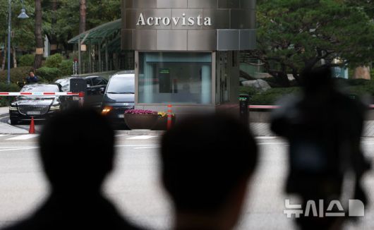 [서울=뉴시스] 김선웅 기자 = 전 영부인 김건희 씨에 대한 의혹을 수사하는 특별검사팀(특별검사 민중기)이 6일 대통령 관저 이전 의혹과 관련해 윤석열 전 대통령 부부의 주거지인 아크로비스타와 코바나컨텐츠 사무실, 21그램 사무실 등 관련 사무실과 주거지 7곳에 대한 압수수색을 진행하고 있다. 사진은 6일 서울 서초구 소재 윤 전 대통령 부부 주거지 아크로비스타의 모습. 2025.11.06. mangusta@newsis.com