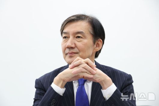 [서울=뉴시스] 김금보 기자 = 조국 조국혁신당 당대표 후보가 지난 6일 오후 서울 여의도 국회에서 뉴시스와 인터뷰를 하고 있다. 2025.11.09. kgb@newsis.com