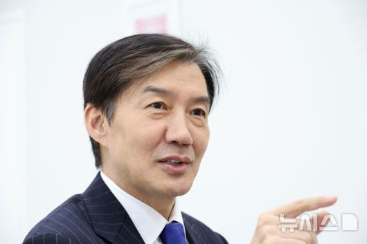 [서울=뉴시스] 김금보 기자 = 조국 조국혁신당 당대표 후보가 지난 6일 오후 서울 여의도 국회에서 뉴시스와 인터뷰를 하고 있다. 2025.11.09. kgb@newsis.com