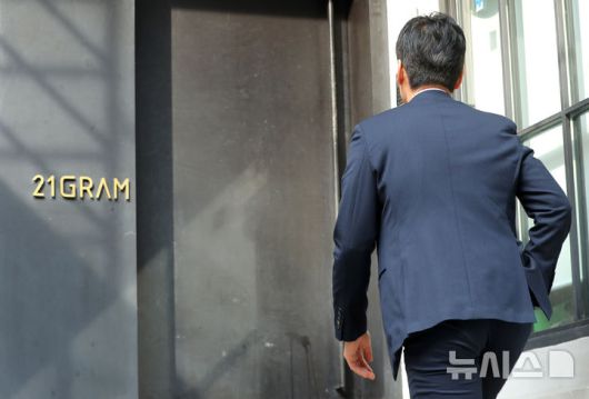 [서울=뉴시스] 김혜진 기자 = 김건희 여사를 둘러싼 여러 의혹을 수사하는 특별검사팀(특별검사 민중기)이 21그램 사무실 압수수색한 6일 서울 성동구 21그램 사무실로 수사관들이 들어서고 있다. 21그램은 김 여사가 운영했던 전시기획사인 코바나컨텐츠가 주회한 전시회를 후원하는 등 김 여사와 관계가 있는 업체로, 이후 대통령 관저 공사를 맡게 됐다. 김 여사와의 친분을 통해 관저 공사를 수주하게 된 것이 아니냐는 의혹이 일었다. 2025.11.06. jini@newsis.com