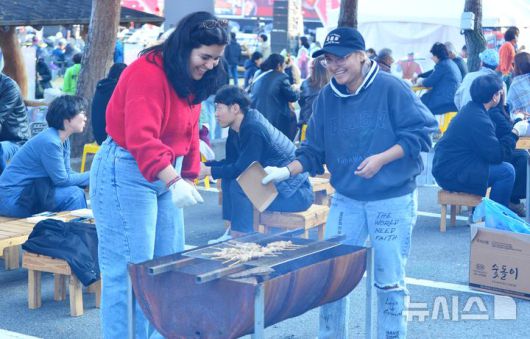 [괴산=뉴시스] 서주영 기자 = 7일 충북 괴산군 유기농엑스포광장에 열린 '2025 괴산김장축제'에서 시민들이 구워먹기 체험존에서 음식을 즐기고 있다. 2025.11.07. juyeong@newsis.com