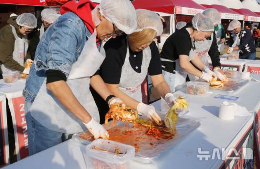 [괴산=뉴시스] 서주영 기자 = 7일 충북 괴산군 유기농엑스포광장에 열린 '2025 괴산김장축제'에서 러시아 국적의 외국인들이 김장 담그기 체험을 하고 있다. 2025.11.07. juyeong@newsis.com
