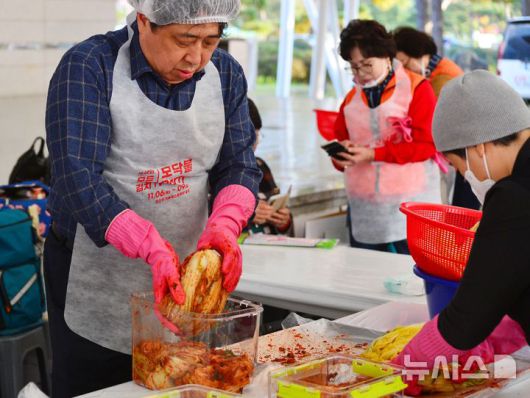 [괴산=뉴시스] 서주영 기자 = 7일 충북 괴산군 유기농엑스포광장에 열린 '2025 괴산김장축제'에서 한 시민이 김장을 담그고 있다. 2025.11.07. juyeong@newsis.com