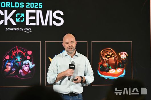 [청두(중국)=뉴시스] 윤정민 기자 = 크리스 그릴리 라이엇 게임즈 리그 오브 레전드(LoL) e스포츠 글로벌 총괄이 7일 오후 중국 청두 하비스트 문 아트 센터에서 열린 '2025 LoL 월드 챔피언십' 미디어데이에서 발언하고 있다. 2025.11.07. alpaca@newsis.com