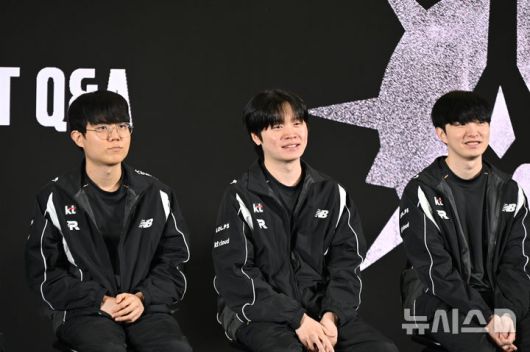 [청두(중국)=뉴시스] 윤정민 기자 = 리그 오브 레전드(LoL) e스포츠 팀 KT 롤스터의 미드 라이너 '비디디' 곽보성(가운데)이 7일 오후 중국 청두 하비스트 문 아트 센터에서 열린 '2025 LoL 월드 챔피언십' 미디어데이에서 미소를 짓고 있다. 2025.11.07. alpaca@newsis.com