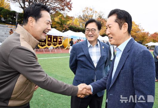 [서울=뉴시스] 사진공동취재단= 우원식 국회의장과 정청래 더불어민주당 대표, 장동혁 국민의힘 대표가 8일 서울 여의도 국회운동장에서 한국사진기자협회 주최로 열린 '2025 사진기자가족 체육대회'를 방문해 인사하고 있다. 2025.11.08.photo@newsis.com