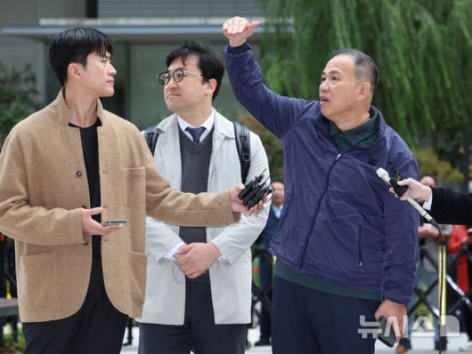 [서울=뉴시스] 이영환 기자 = 명태균 씨가 8일 오전 서울 종로구 KT광화문 웨스트빌딩에 마련된 김건희 여사 관련 의혹을 수사하는 민중기 특별검사 사무실에서 진행되는 소환조사에 출석하고 있다. 2025.11.08.20hwan@newsis.com