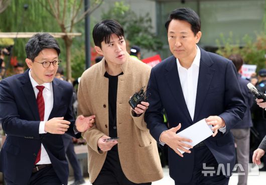 [서울=뉴시스] 이영환 기자 = 오세훈 서울시장이 8일 오전 서울 종로구 KT광화문 웨스트빌딩에 마련된 김건희 여사 관련 의혹을 수사하는 민중기 특별검사 사무실에서 진행되는 소환조사에 출석하고 있다. 2025.11.08. 20hwan@newsis.com