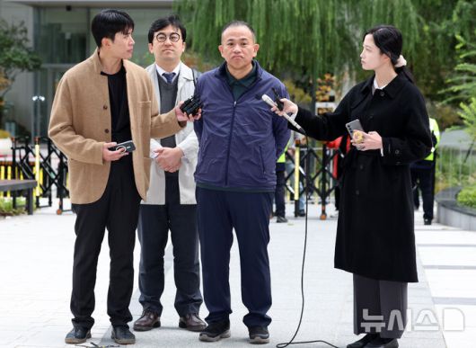 [서울=뉴시스] 이영환 기자 = 명태균 씨가 8일 오전 서울 종로구 KT광화문 웨스트빌딩에 마련된 김건희 여사 관련 의혹을 수사하는 민중기 특별검사 사무실에서 진행되는 소환조사에 출석하며 취재진의 질문을 듣고 있다. 2025.11.08. 20hwan@newsis.com