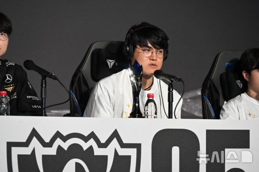 [청두(중국)=뉴시스] 윤정민 기자 = 리그 오브 레전드(LoL) 프로게이머 '구마유시' 이민형(T1)이 9일 오후 중국 청두 동안호 스포츠파크 다목적체육관에서 열린 '2025 LoL 월즈' 결승 후 미디어데이에서 기자 질문에 답하고 있다. 2025.11.09. alpaca@newsis.com
