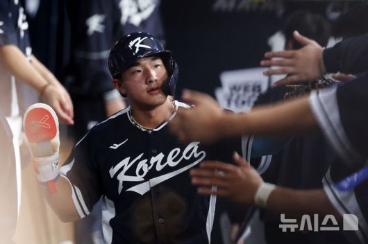 [서울=뉴시스] 조성우 기자 = 9일 오후 서울 구로구 고척스카이돔에서 열린 2025 K-베이스볼 시리즈 대한민국과 체코의 평가전 2차전 경기, 한국 3회초 공격 1사 주자 2, 3루서 문보경의 내야 땅볼 때 3루 주자 안현민이 홈인한 뒤 더그아웃에서 동료들과 하이파이브하고 있다. 2025.11.09. xconfind@newsis.com