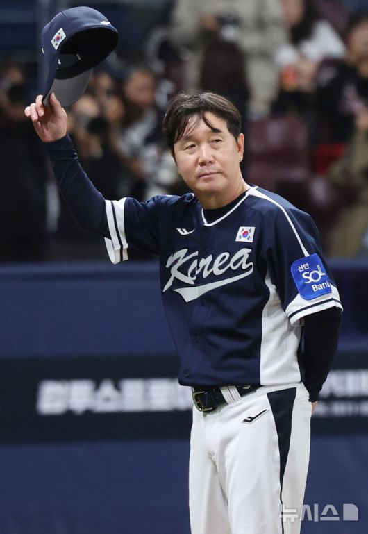 [서울=뉴시스] 조성우 기자 = 9일 오후 서울 구로구 고척스카이돔에서 열린 2025 K-베이스볼 시리즈 대한민국과 체코의 평가전 2차전 경기, 한국 류지현 감독이 체코에 11-1 승리를 거둔 뒤 관중을 향해 인사하고 있다. 2025.11.09. xconfind@newsis.com