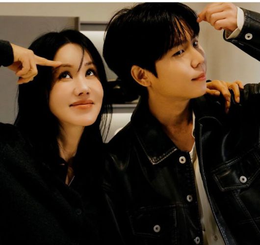 [서울=뉴시스] 가수 겸 배우 엄정화(왼쪽)와 가수 정승환. (사진=엄정화 인스타그램 캡처) 2025.11.10. photo@newsis.com *재판매 및 DB 금지