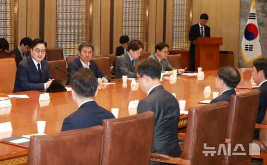 [서울=뉴시스] 고승민 기자 = 우원식 국회의장이 11일 서울 여의도 국회에서 열린 관봉권 띠지 폐기 의혹 및 쿠팡 퇴직금 불기소 외압 의혹 진상규명을 위한 특별검사 후보 추천위원 위촉식에서 인사말을 하고 있다. 2025.11.11. kkssmm99@newsis.com