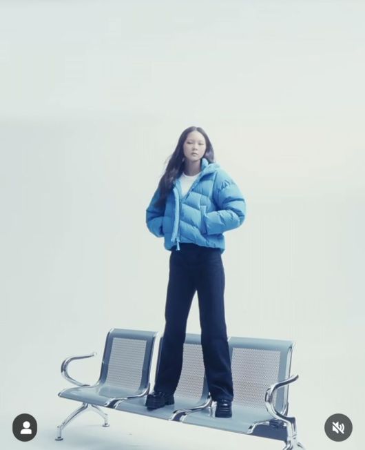 [서울=뉴시스] '보그 코리아'가 지난 7일 공식 인스타그램에 추사랑과 함께한 화보 촬영 현장을 공개했다. (사진='보그 코리아' 인스타그램 캡처) 2025.11.13. photo@newsis.com *재판매 및 DB 금지