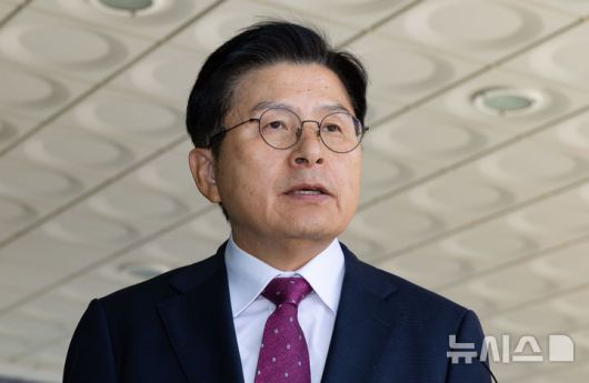 [서울=뉴시스] 황준선 기자 = 내란 선전·선동 혐의로 체포된 황교안 전 국무총리가 지난 12일 오전 서울 서초구 서울고등검찰청에 마련된 내란 특검 사무실에 도착해 입장을 밝히고 있다. 2025.11.12. hwang@newsis.com