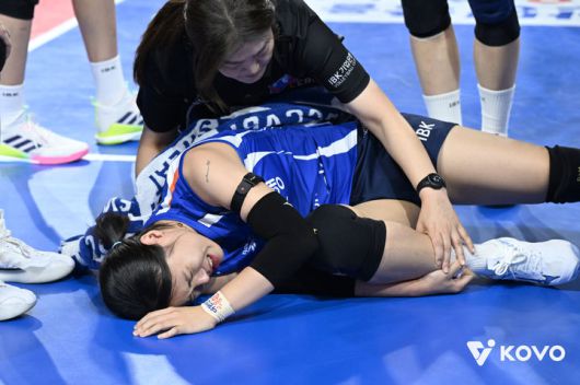 [서울=뉴시스]여자배구 기업은행 김하경 부상. (사진=KOVO 제공)